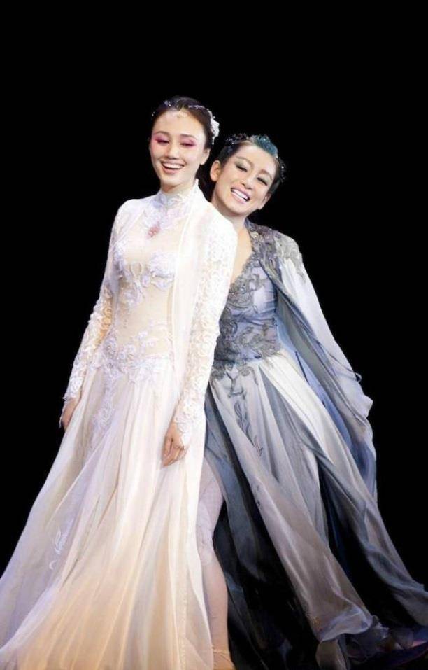 黑色|最特别的时尚冷淡风女生,41岁就看到满脸皱纹,袁泉请你慢点衰老