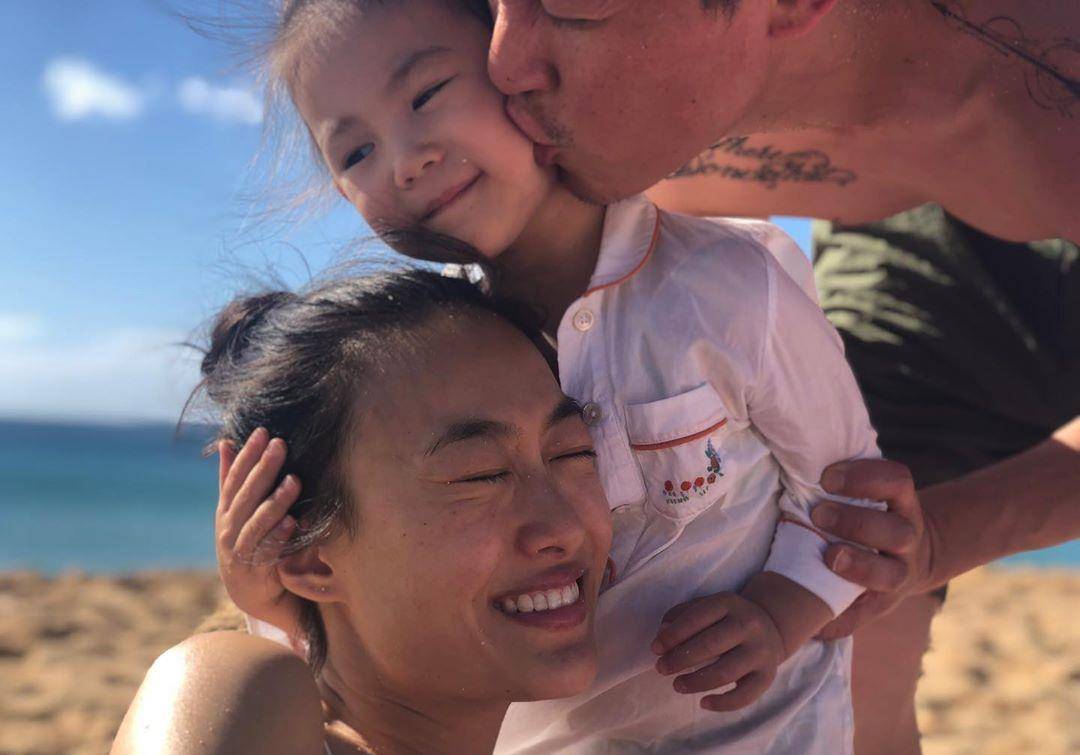 女儿|陈冠希女儿好时髦，白色长衫玩下衣失踪，穿爸爸同款球衣呆萌可爱