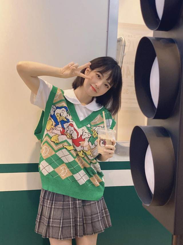 短裙|早秋穿搭指南，毛衣马甲搭白衬衫，下半身穿短裙，甜美俏皮又耐看