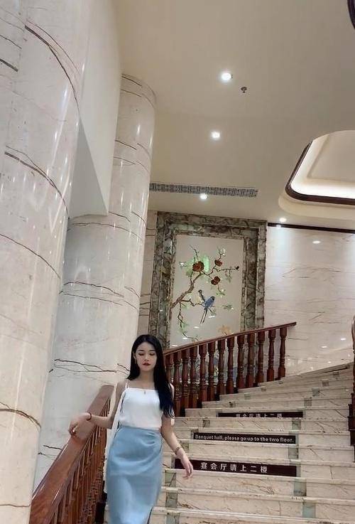 吸汗性|少妇穿这么紧的半身裙，走路方便吗，性感身材简直太迷人