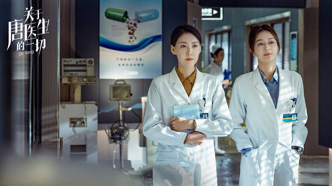 卡通|佟丽娅终于遇对手！与高露罕见同框逛游乐园，卡通少女装输女团风