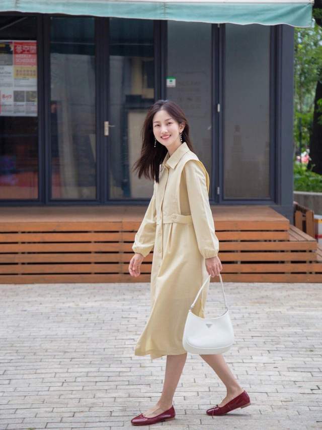 短裙|早秋穿搭指南，毛衣马甲搭白衬衫，下半身穿短裙，甜美俏皮又耐看