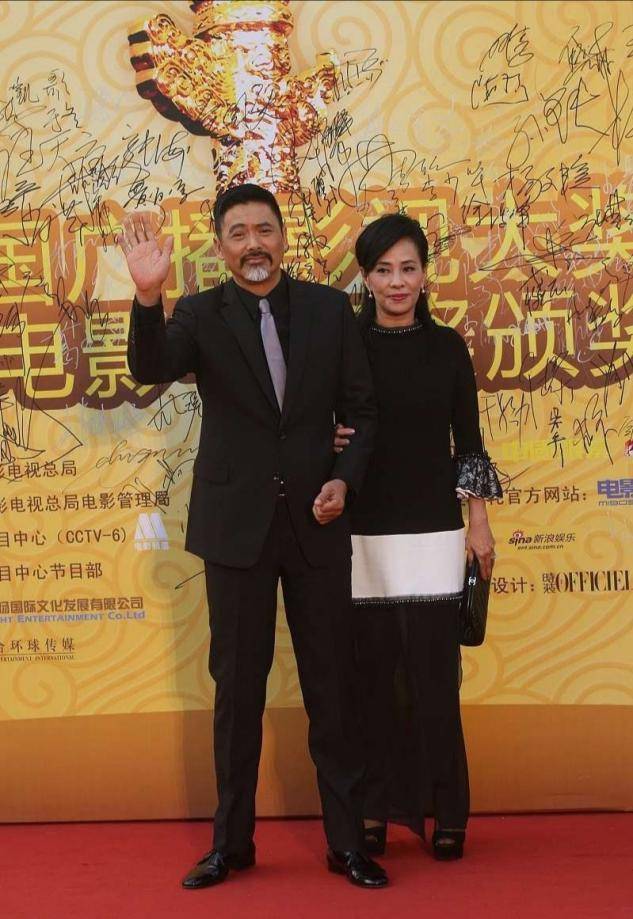 一身|周润发携老婆亮相，身穿一袭黑色连衣裙低调优雅，漂亮大气