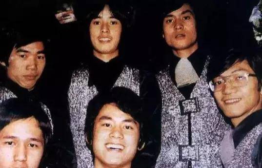 母其弥雅“瑜伽教母”母黑色抹胸配白纱披肩高级又迷人