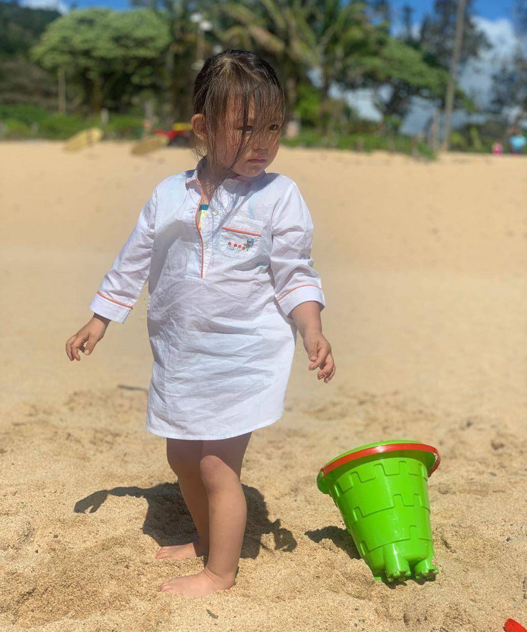 女儿|陈冠希女儿好时髦，白色长衫玩下衣失踪，穿爸爸同款球衣呆萌可爱