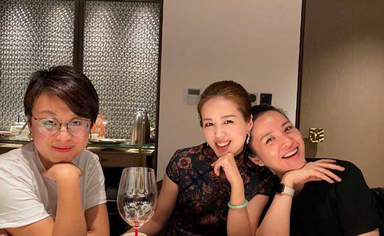 健美裤|靳东44岁夫人罕见出街，穿夹克配健美裤骑单车，这小腿肌肉好发达