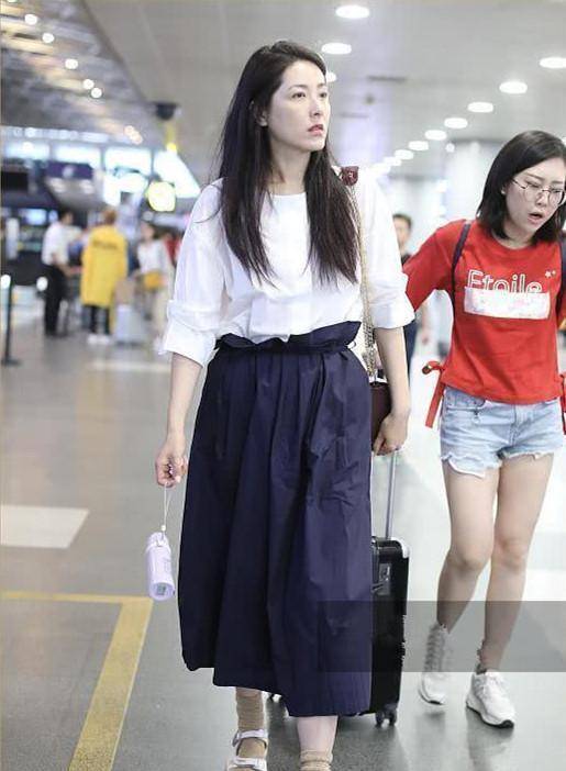 施粉黛|素颜的曾黎看脸确实老了,但在穿衣和浓妆修饰下,年轻10岁没问题