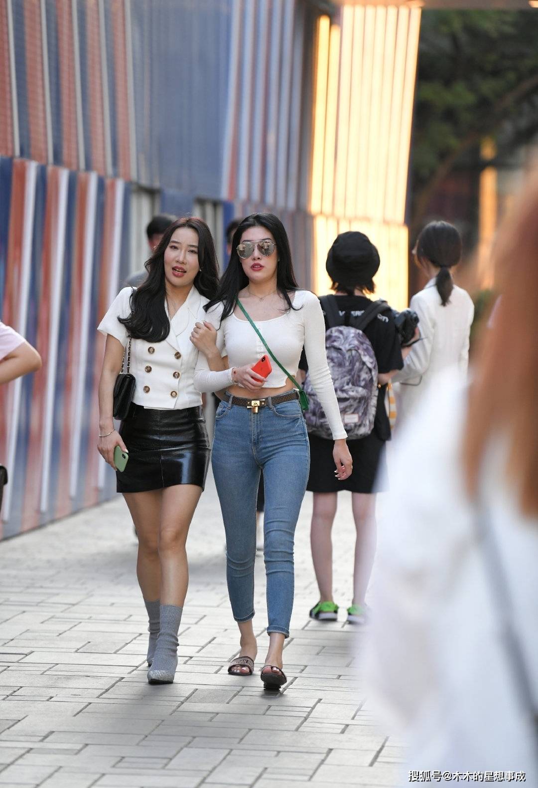 上半身|胯宽身材分女孩穿上低腰牛仔裤也能变成“纸片人”