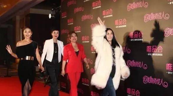 一身|娱圈四美同框，有人穿西装有人穿短袖只有那英一身貂，着实太尴尬