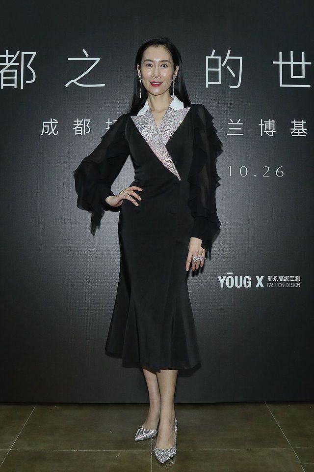黑色|温峥嵘美出新高度，穿一袭黑色西服连衣裙出席活动，高贵优雅大方