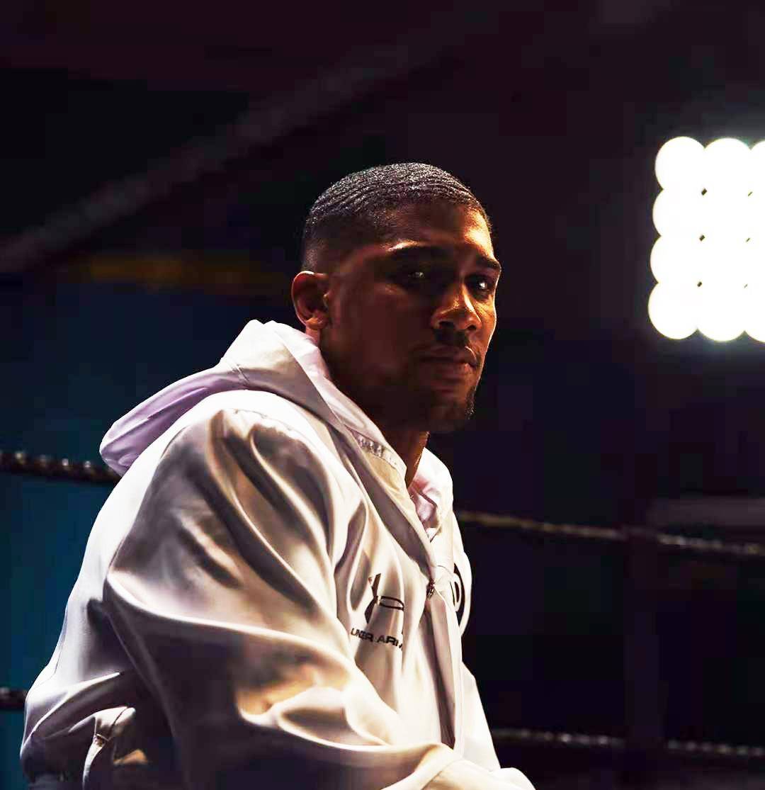 原创大战临近拳王约书亚展示最新体格瘦了很多腹肌清晰明显