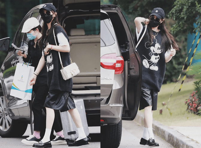 身材|唐嫣罕见走机场，穿卡通毛衣配皮裤小腿成身材短板，皮肤似大白墙