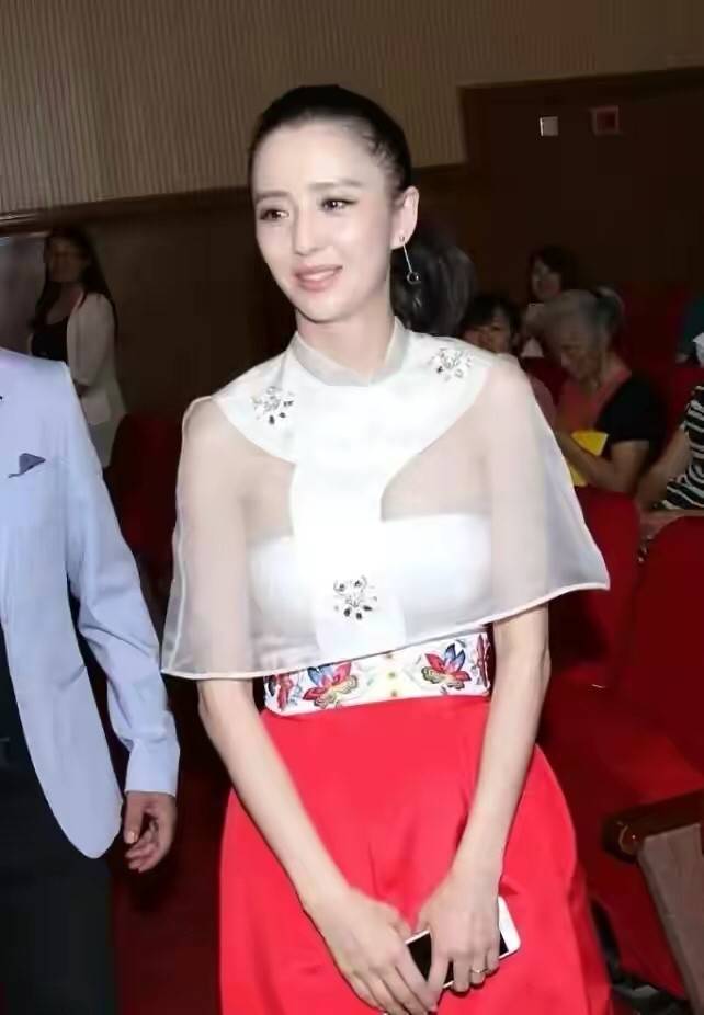 面料|佟丽娅穿衣变大胆了，抹胸红裙配斗篷“雨衣”，一般人真驾驭不了