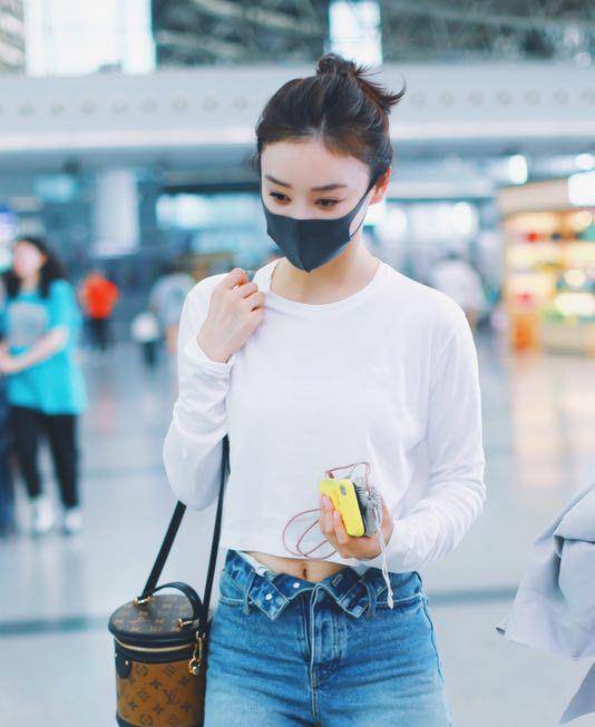 个性|袁姗姗越来越少女，32岁穿短裤秀小蛮腰，配6千9的鞋活力可爱