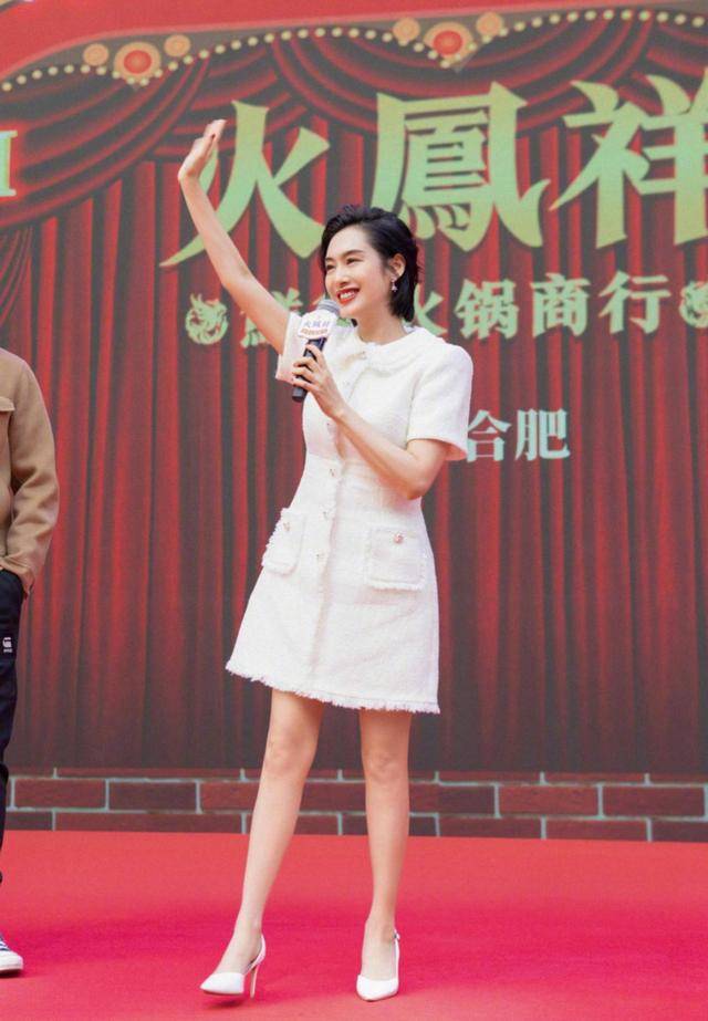 短裙|朱茵真是“逆生长”，白色衬衫配短裙，甜美又可爱，一点不老