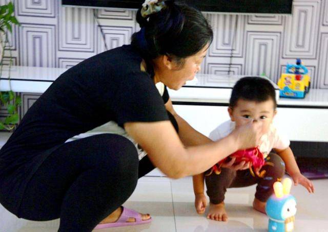 杨姐|生二胎还是抱孙子，两个44岁母亲的不同抉择，结局很真实