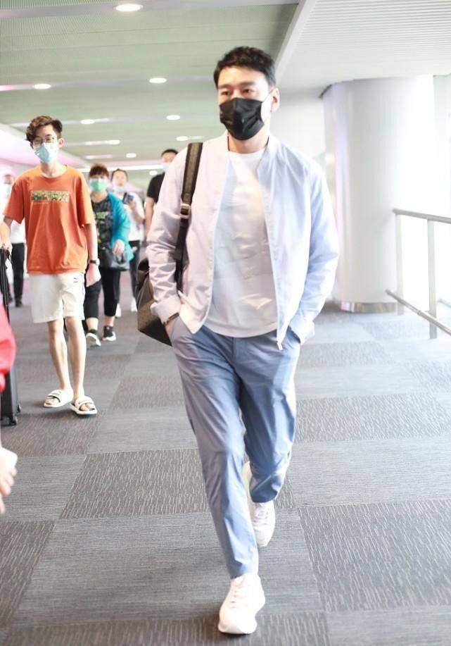 吴奇隆|吴奇隆虽然比王耀庆大3岁,可是同框好像弟弟,穿虎头T恤挺可爱