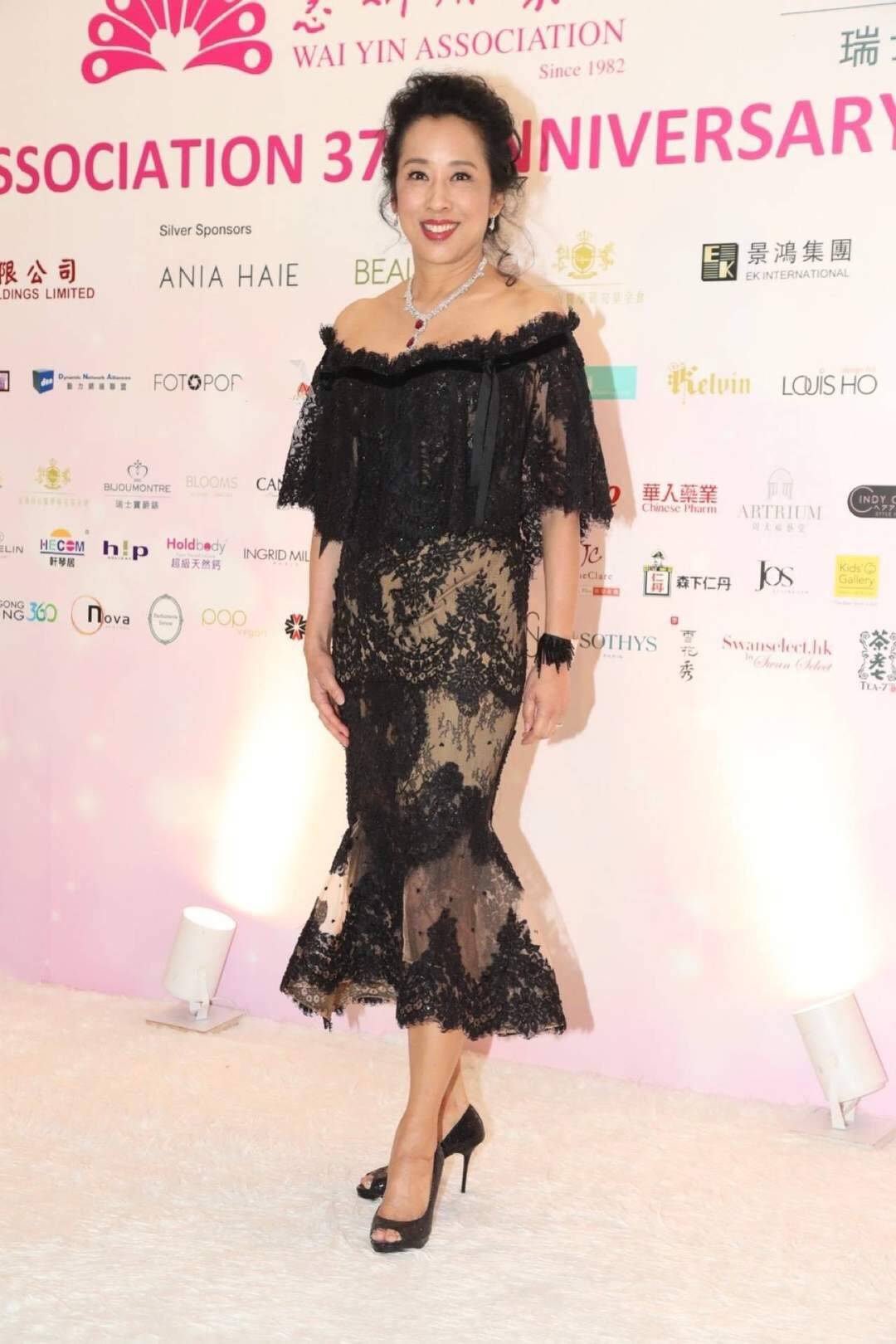 真丝|郭晶晶真孝顺给婆婆庆生,63岁婆婆穿丝绸裙满脸福相,同框像闺蜜