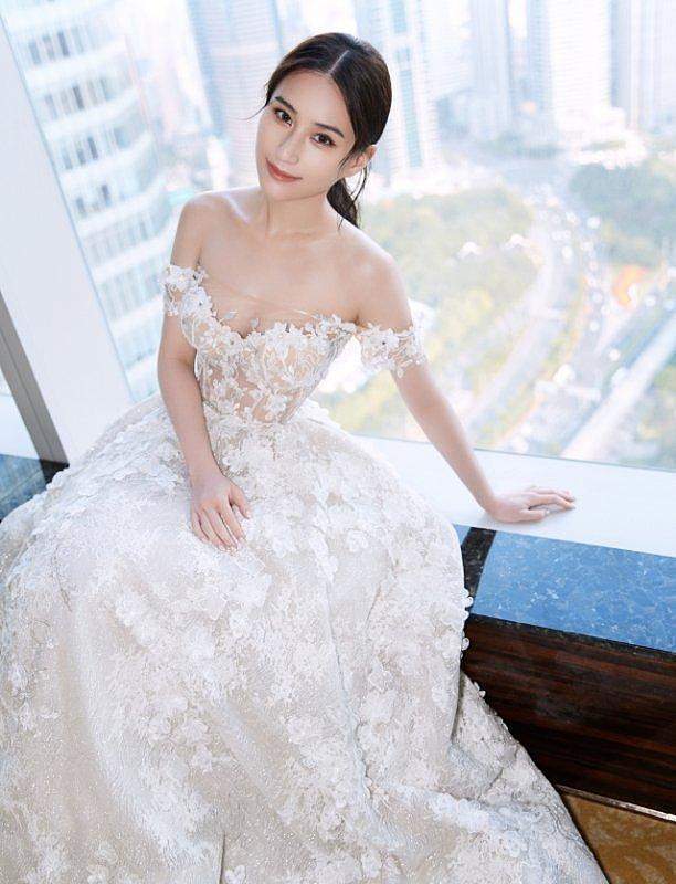 显得|何超莲不愧是顶级名媛,穿白色裹胸礼服知性迷人,真给窦骁长脸