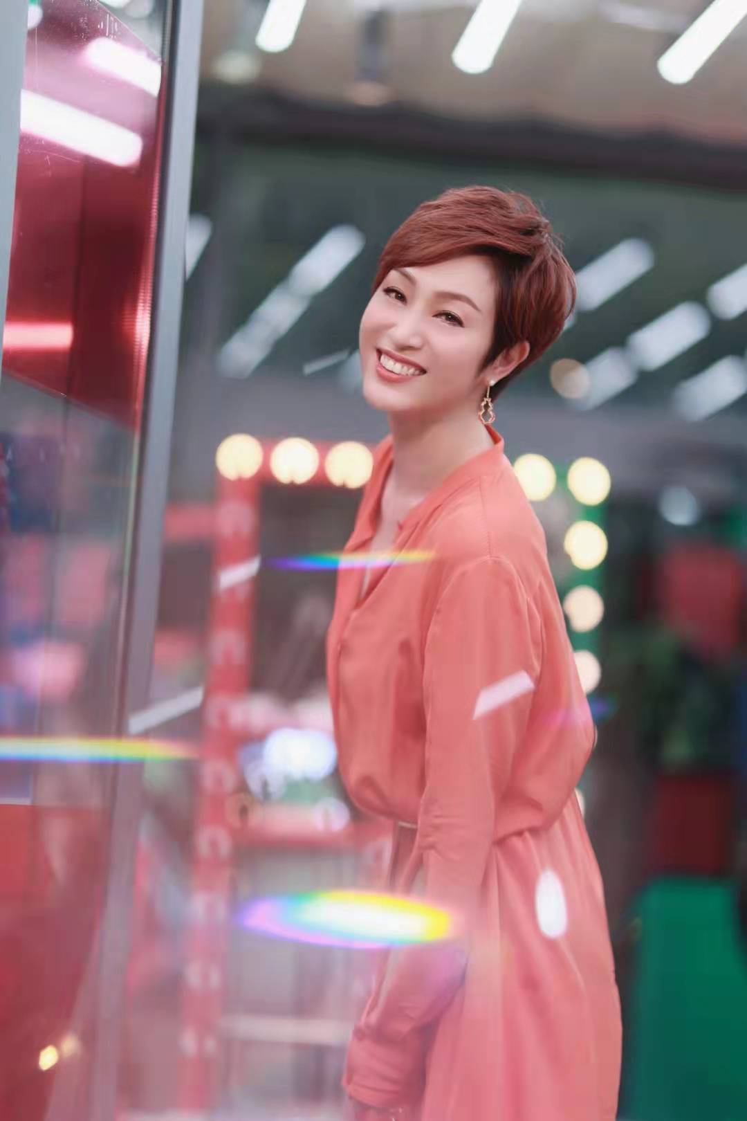 连衣裙|陈法蓉身着 ST. JOHN 蚕丝连衣裙和结饰腰环亮相综艺