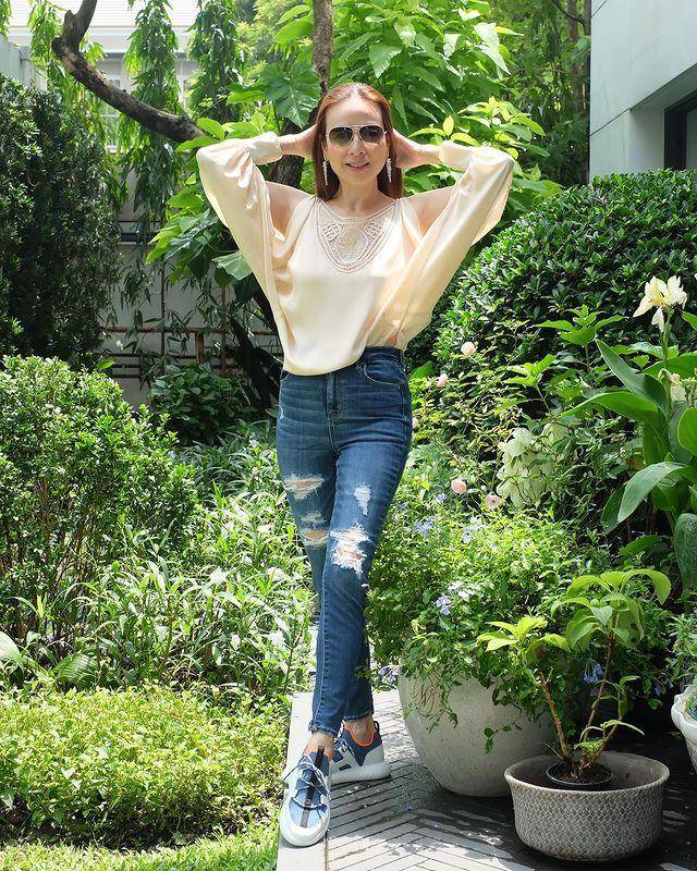 伍伦|泰国华裔美人伍伦盼,爱上穿破洞牛仔裤,真看不出来有55岁