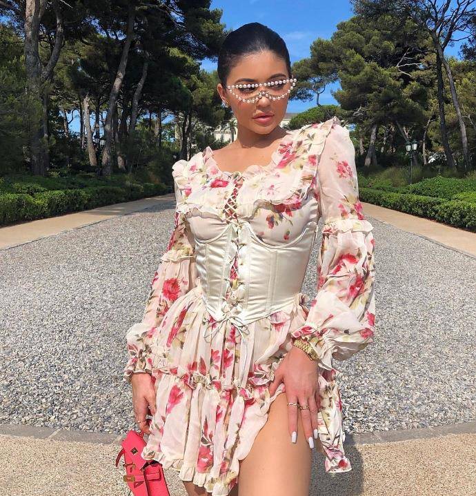 身材|金小妹22岁生日狂换装，束腰印花裙演绎法式宫廷风，狂炫名品身材