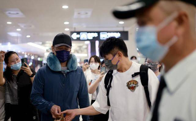 吴奇隆|吴奇隆虽然比王耀庆大3岁,可是同框好像弟弟,穿虎头T恤挺可爱