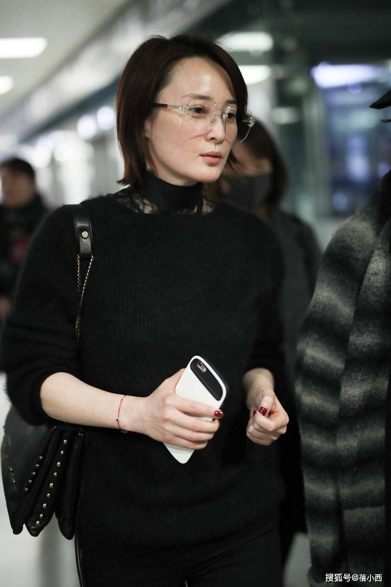 一身|以为蒋勤勤这回保守一点，远看是穿着一身黑，转身后却透出内衣
