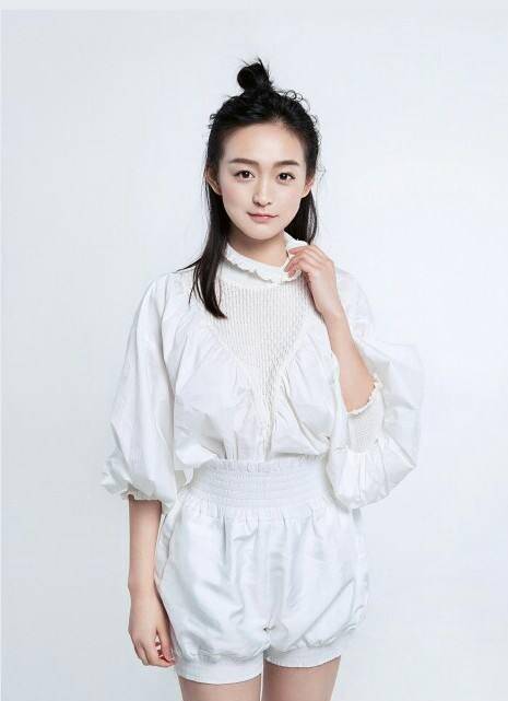 演技|她演技在线还神似赵丽颖，印花T恤配9千6的包，挡不住的少女感