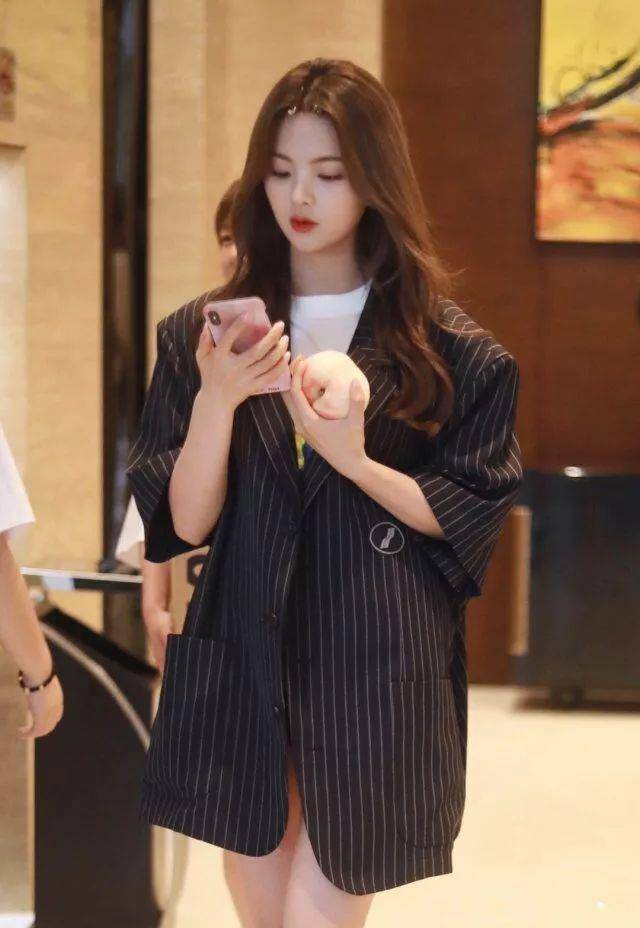 显得|杨超越撞衫就没输过！从宽大西装到少女碎花，怎样穿都引人注目