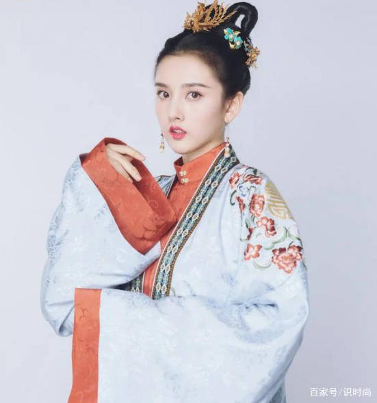 郭晶晶|郭晶晶穿汉服出席活动，头一次见她古装扮相，头上的配饰好少女心