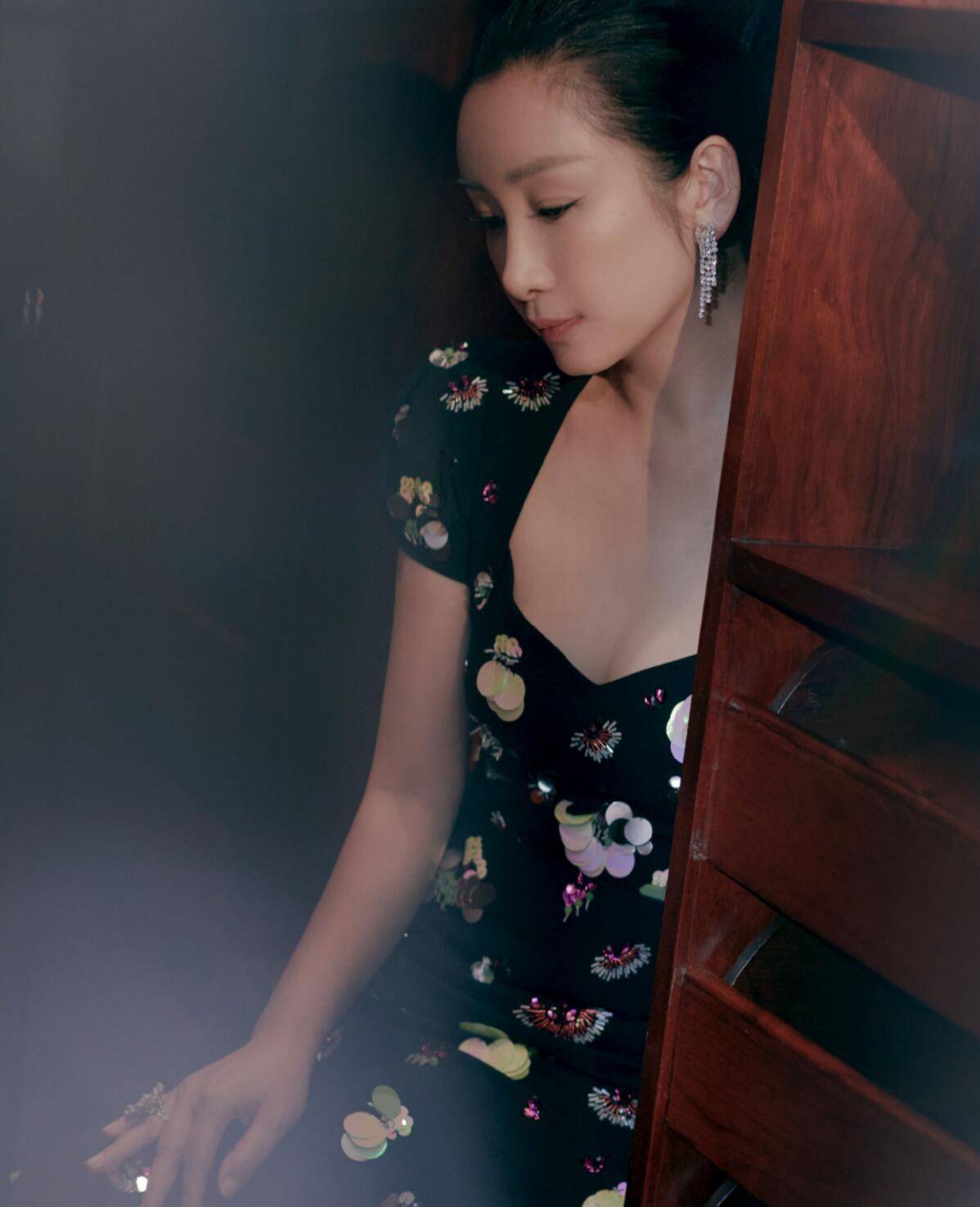 整体|42岁秦海璐够有女人味，穿墨深蓝色“裙装”大秀身材，气质太好