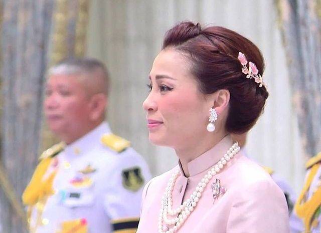 套装|苏提达与诗妮娜穿粉裙同框,谁的气质更美?诗妮娜爱凸显小蛮腰!
