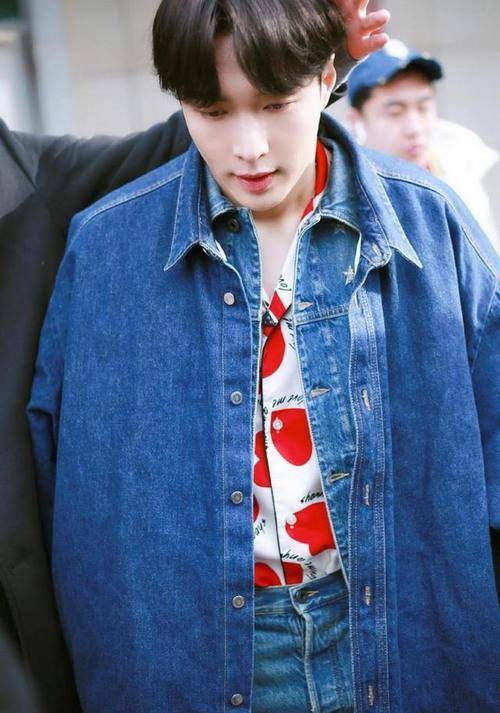 换人|张艺兴换发型如换人，狼尾头配复古外套，靠栏杆随便摆POSE都有型