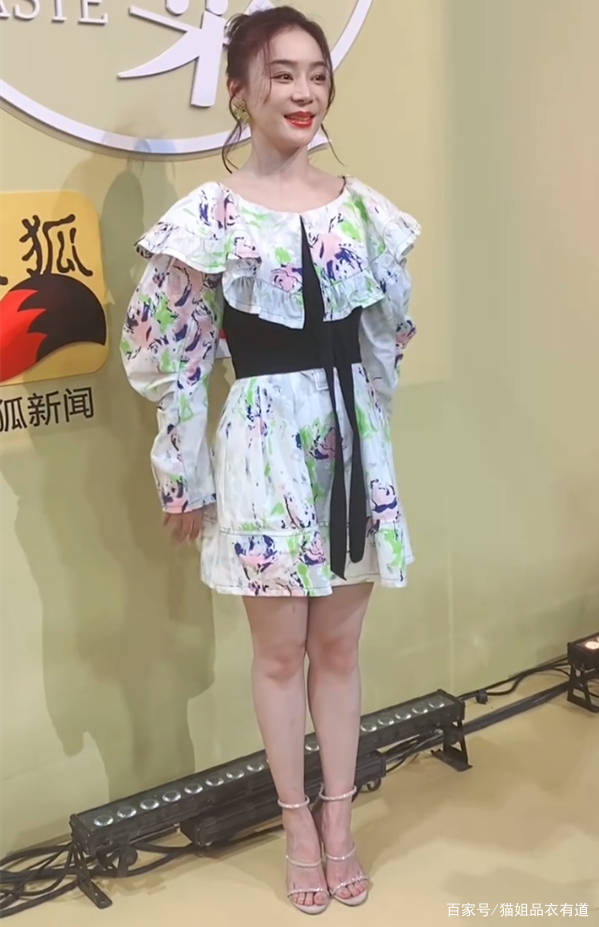 底色|每周健身4次的袁姗姗就是自信，穿印花裙裹出盈盈一握小蛮腰，美