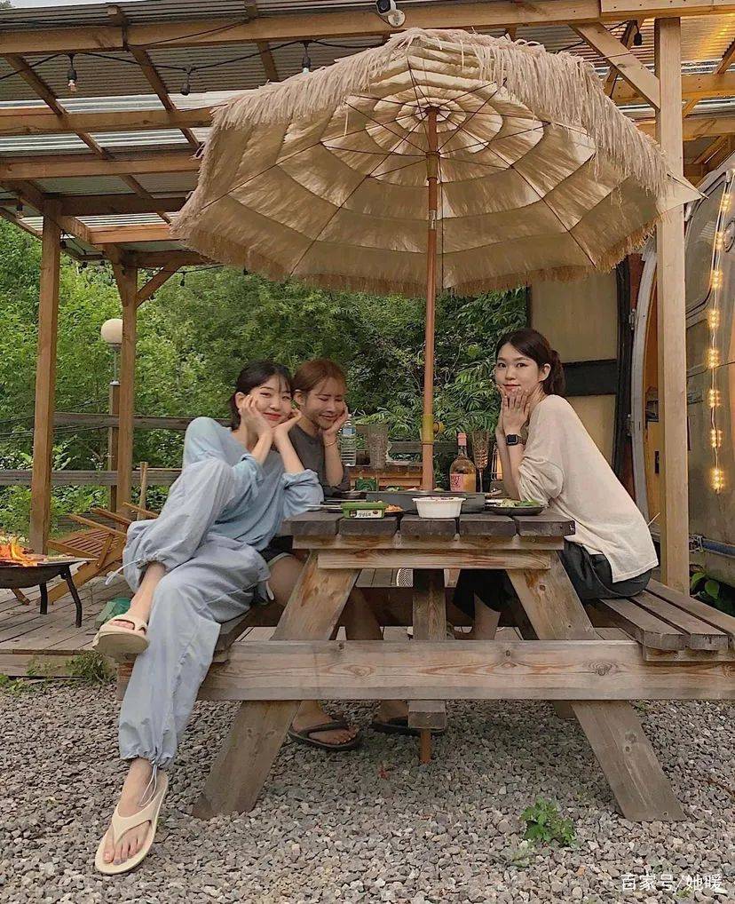 Liya|女明星“ 渣女站姿 ”火了！腰和屁股凹成90度，这谁顶得住？