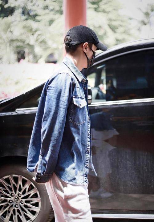 换人|张艺兴换发型如换人，狼尾头配复古外套，靠栏杆随便摆POSE都有型