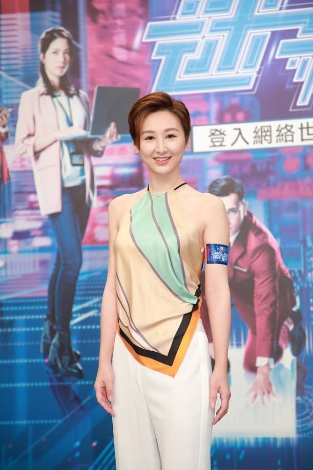 看点|高海宁的气质真不是吹的，挂脖上衣配休闲裤精致时髦，美得高调