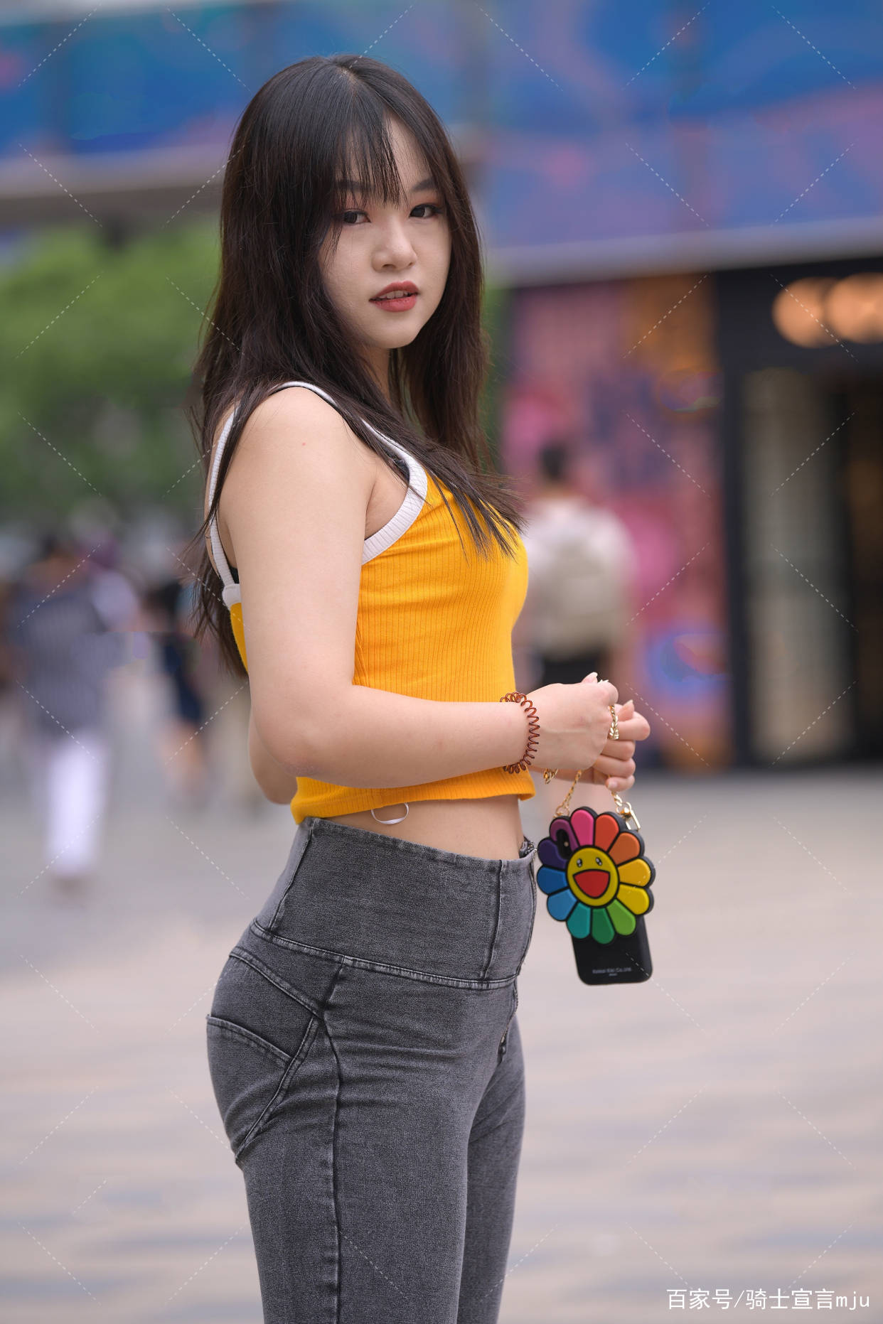 感觉|黄色露腰吊带配灰色裤子，气场动人，青春靓丽