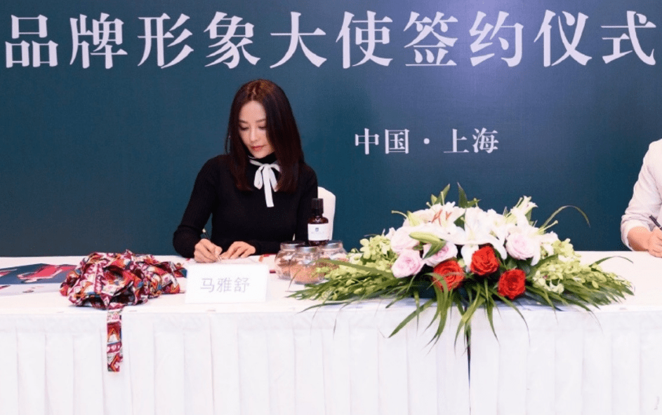 黑色|44岁的马雅舒温柔感不减，穿小黑裙都好甜美，一看就过得不错