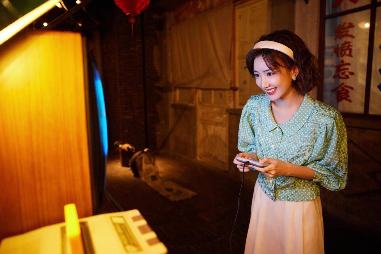 设计|毛晓彤80年代打扮好惊艳，穿花衬衫扮摩登女郎，戏里戏外都洋气