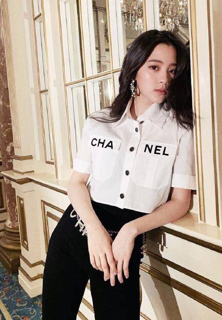 身材|“直男斩”白衬衫必须要有！宋祖儿变身“德善”，大表姐难掩霸气