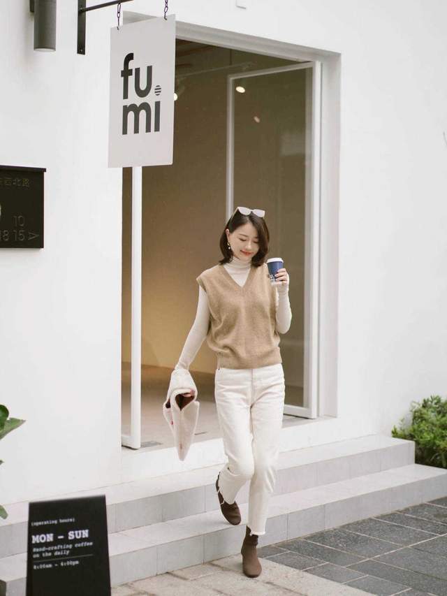 马甲|秋天真正优雅的女生，用针织衫马甲搭配白色牛仔裤，高级又洋气