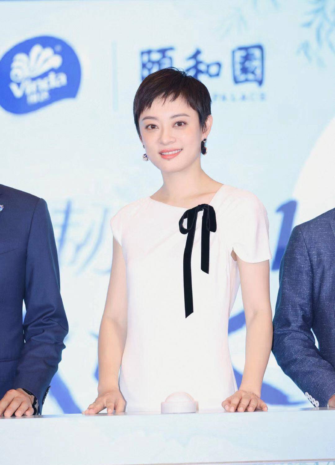 系上|孙俪穿小白裙知性优雅,系上蝴蝶结绑带,美得不像37岁俩娃妈!