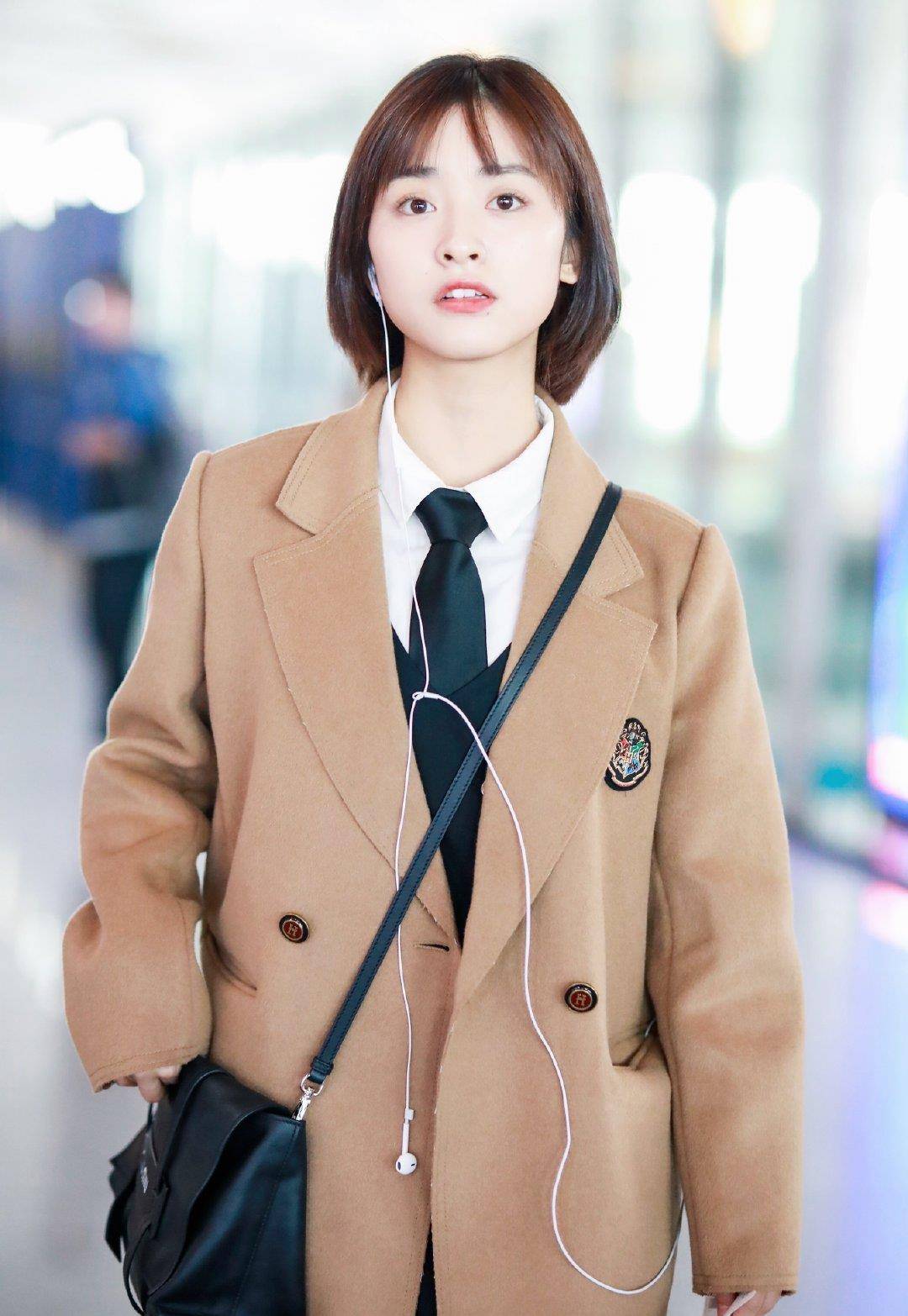 短发八字刘海沈月还真是格外适合这样的校园女生发型,显得清新甜美,从