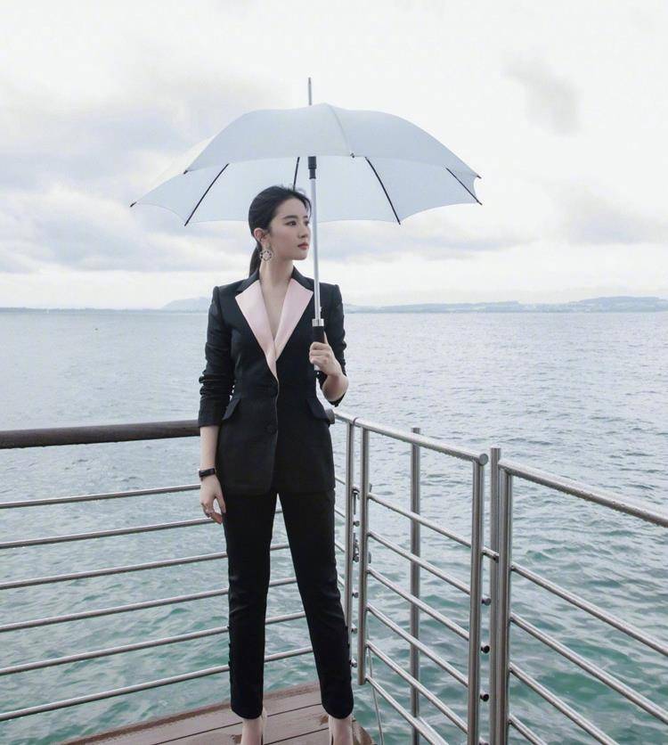 魅力|刘亦菲再现“西装杀”！一袭黑色西服撑伞漫步海边，网友：超美