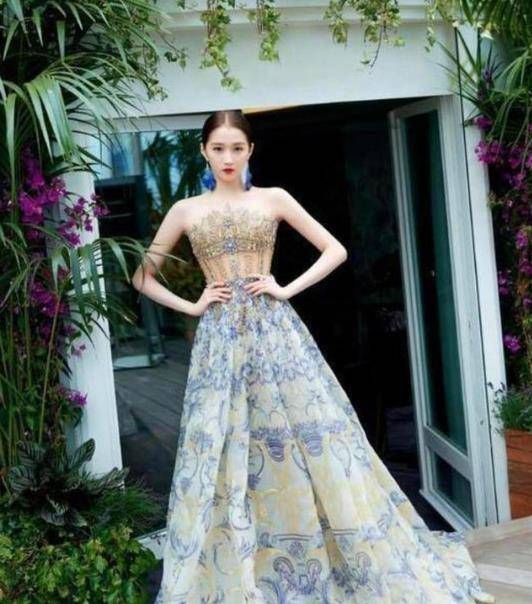 设计|关晓彤美到国外去，穿刺绣抹胸裙有一丝公主气质，真给鹿晗涨面子