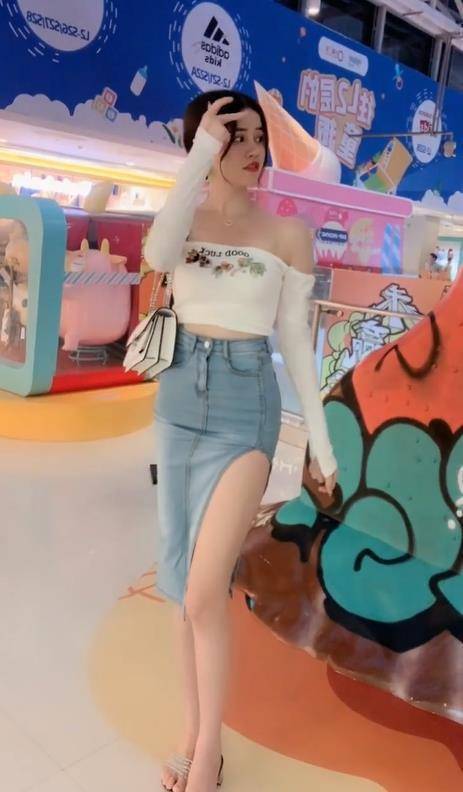 身材|时尚迷人的美女，穿“高开叉”裙子来游乐场，身材性感成焦点