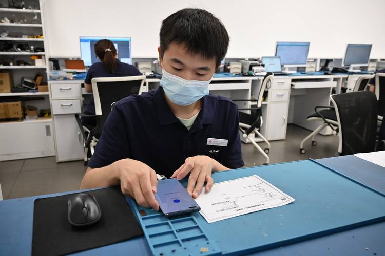 电池|华为服务中心体验 检查、贴膜、升级一条龙解决