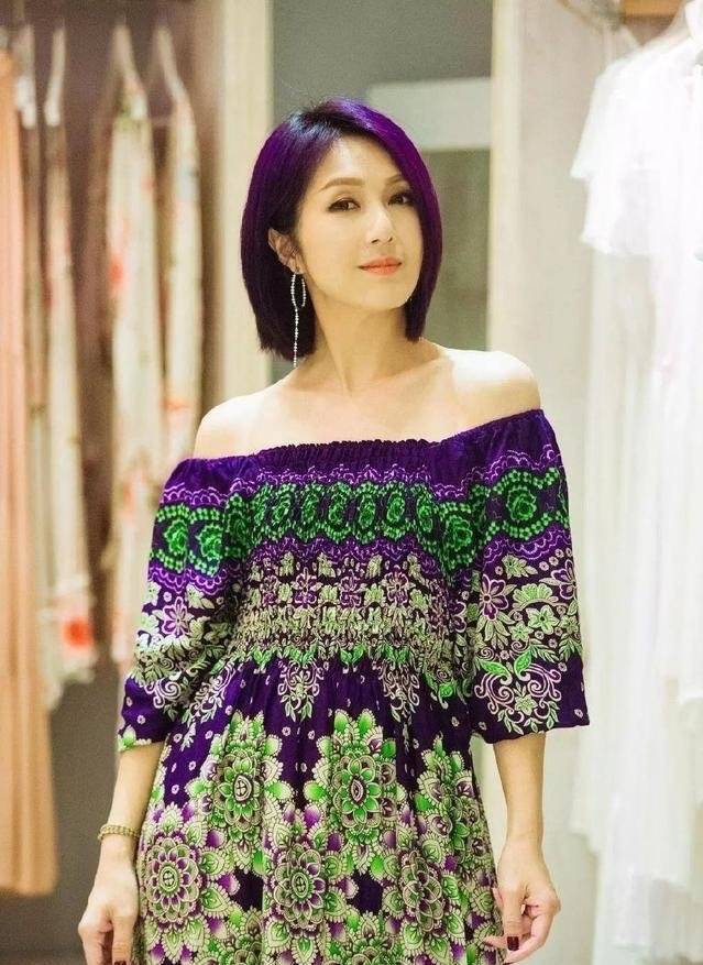 黑色|46岁杨千嬅美出天际，穿黑色长裙大秀曲线，身材让你羡慕